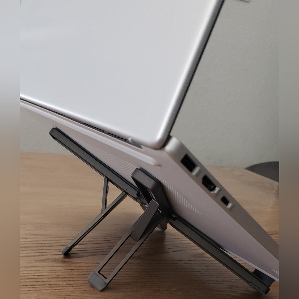 Ajdustable laptop holder